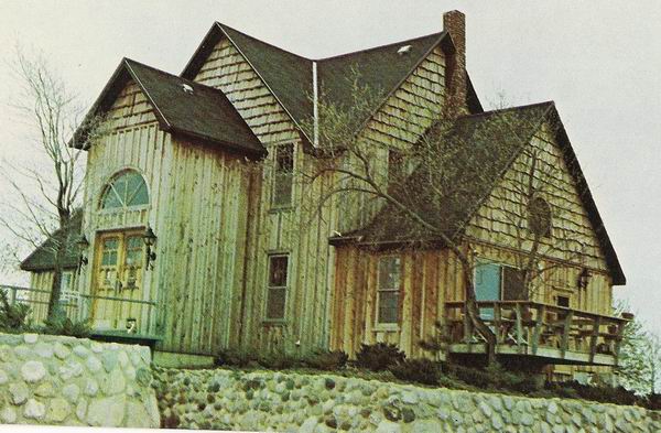 Gull Gallery Art Gifts Antique Clocks Traverse City (newer photo)